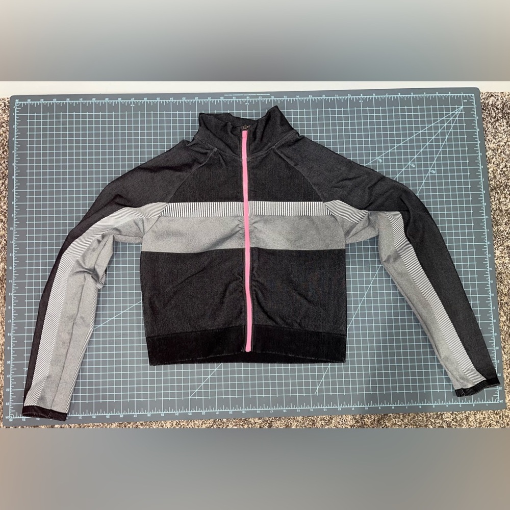 Fabletics grey seamless cropped jacket women’s size large